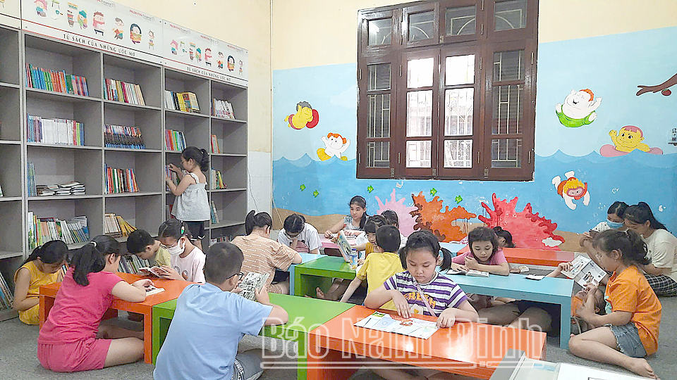 Thiếu nhi đọc sách tại Thư viện tỉnh.
