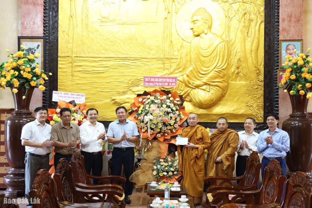 Tặng hoa chúc mừng Tịnh xá Ngọc Quang.