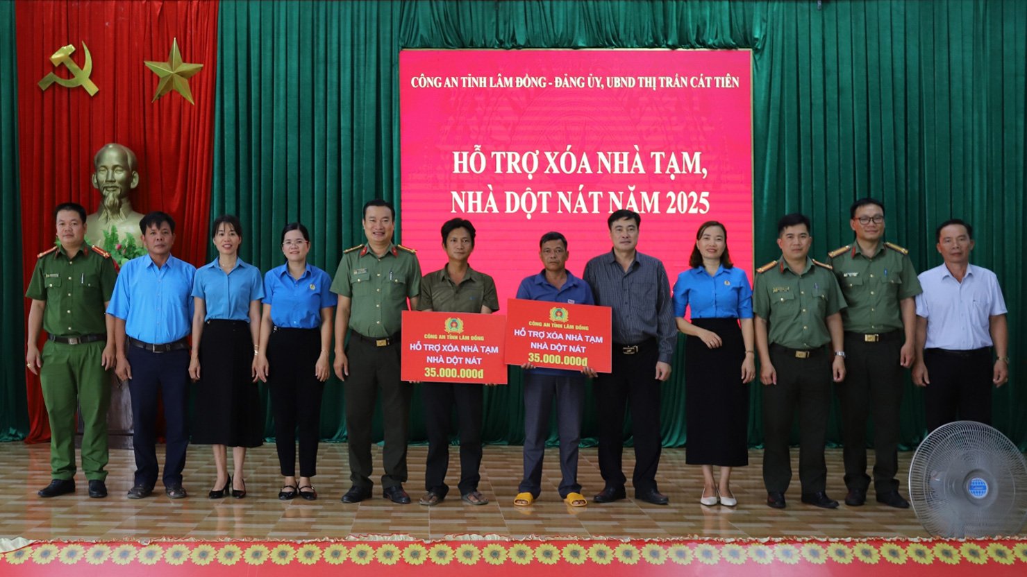 Đoàn công tác Công an tỉnh trao tiền hỗ trợ cho các hộ dân thị trấn Cát Tiên