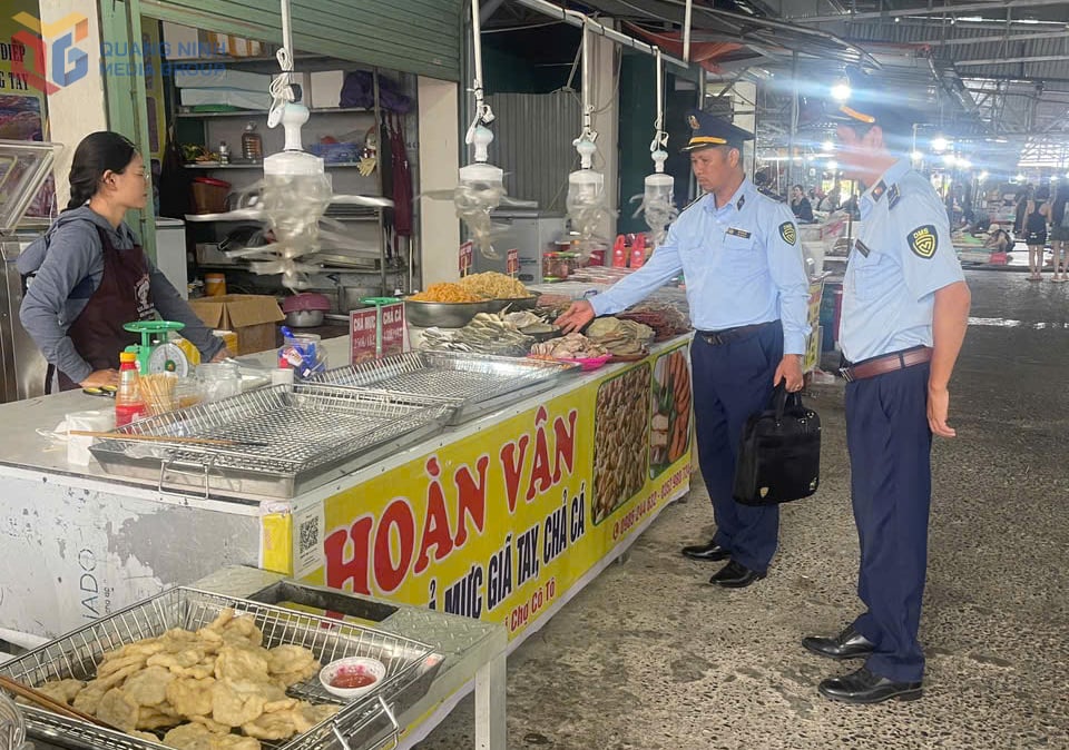 Đội QLTT số 3 kiểm tra công tác đảm bảo VSATTP tại các chợ trên địa bàn huyện Cô Tô.
