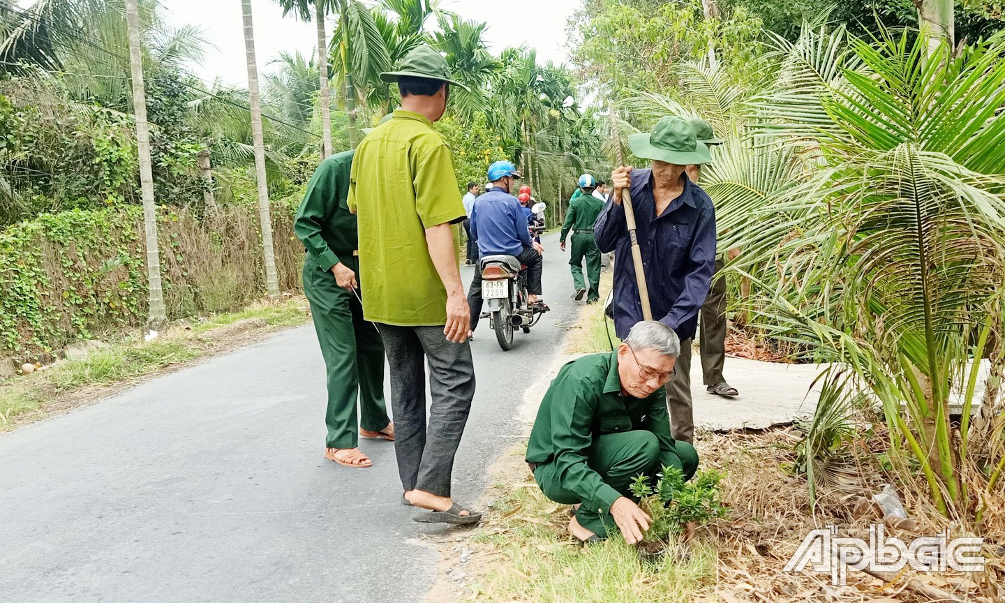 Chi hội CCB ấp Bình Long tham gia  bảo vệ môi trường.