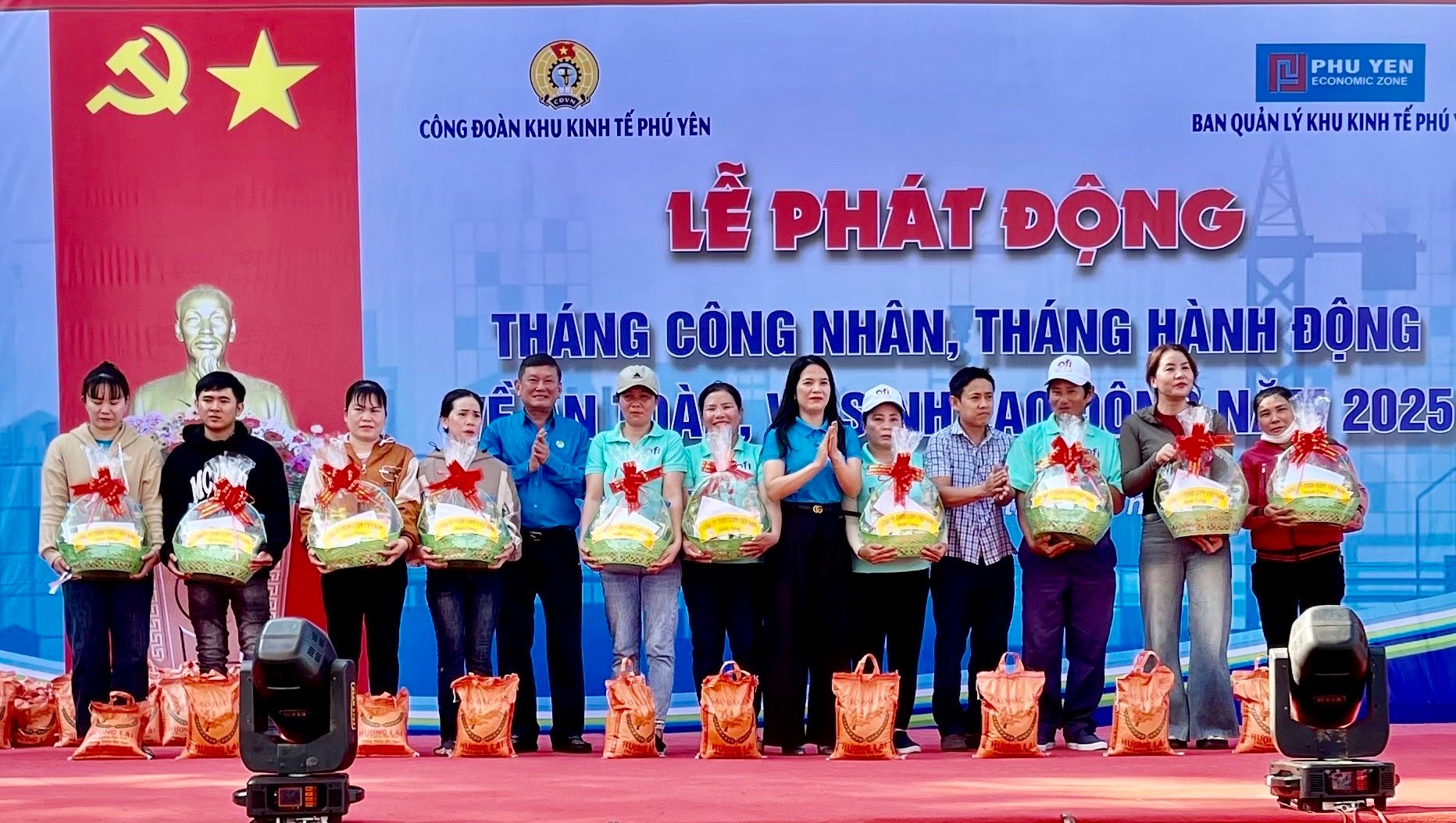 Đồng chí Đặng Ngọc Anh (thứ 5 từ trái sang) cùng lãnh đạo Công đoàn KKT tỉnh trao 65 suất quà cho đoàn viên, người lao động có hoàn cảnh khó khăn. Ảnh: HÀ ANH