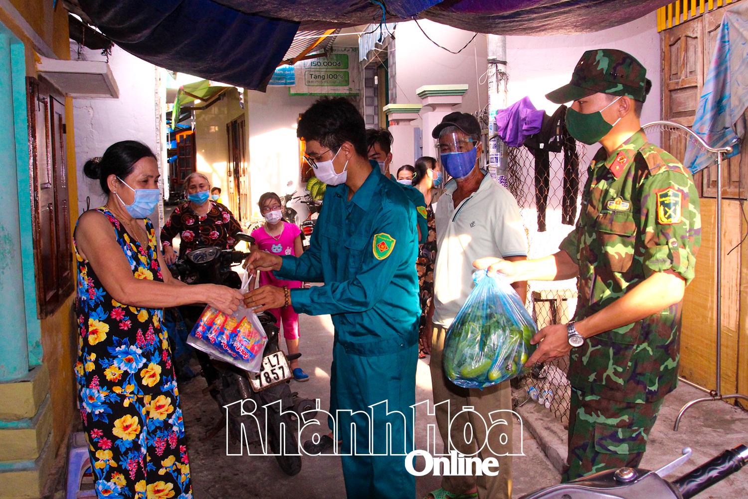 Lực lượng vũ trang thành phố hỗ trợ lương thực, thực phẩm cho người dân trong đại dịch Covid-19.