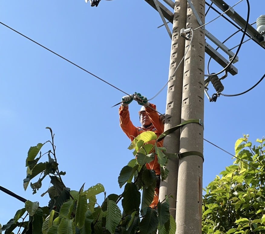 Giá điện tăng 4,8% lên hơn 2.200 đồng một kWh từ ngày mai.
