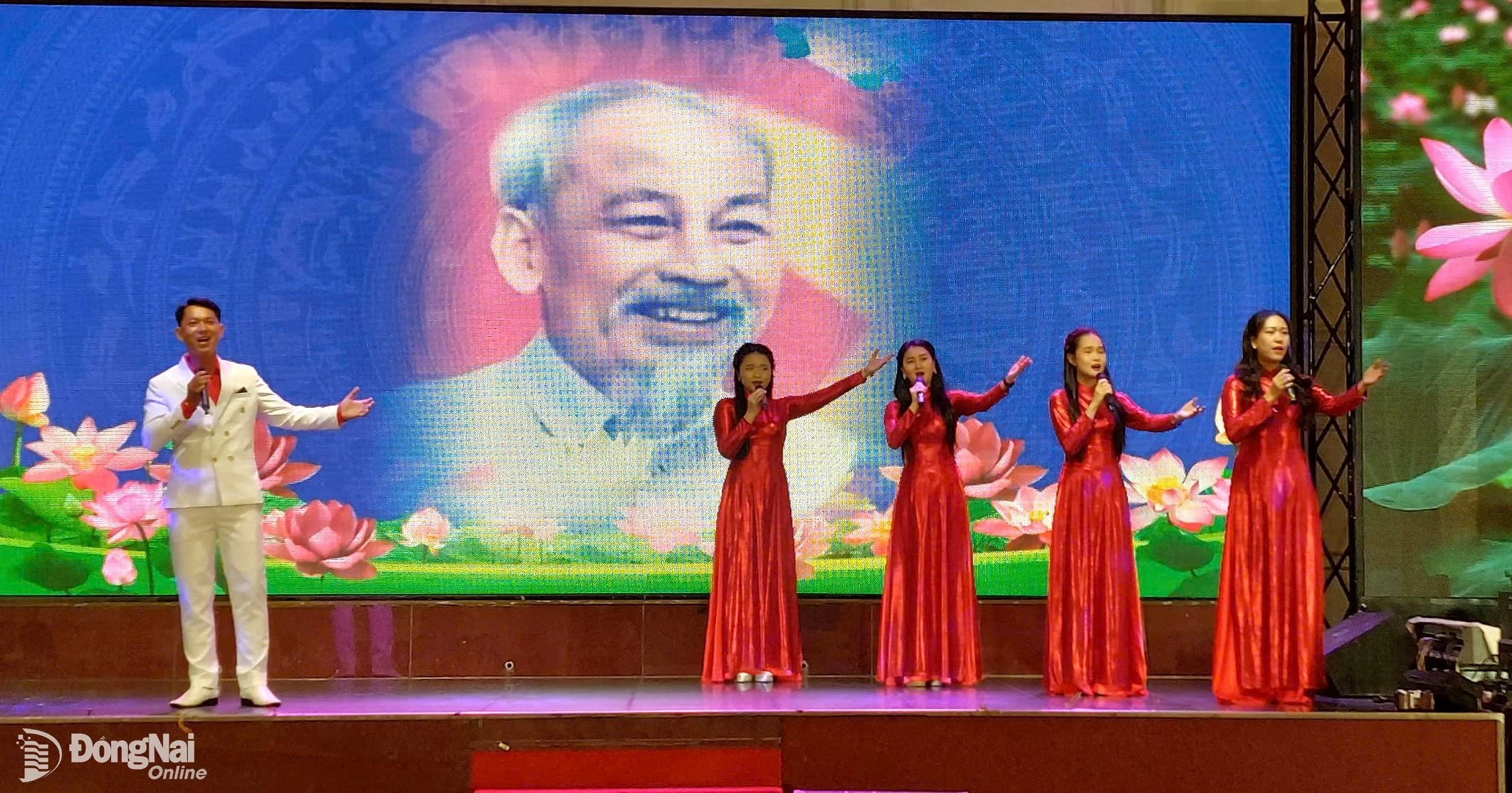 Tiết mục Nguồn sáng dẫn đường tham gia Hội diễn nghệ thuật quần chúng Tiếng hát Làng Sen năm 2025. Ảnh: My Ny