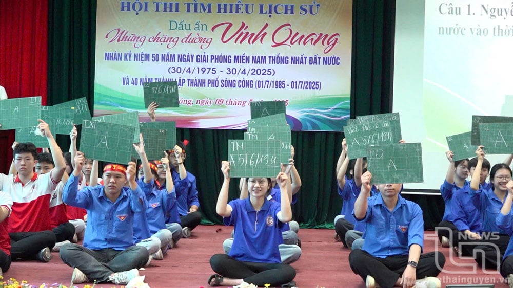 Các đội tham gia phần thi “Cách mạng tháng Tám - Đất nước khai sinh” với hình thức Rung chuông vàng.