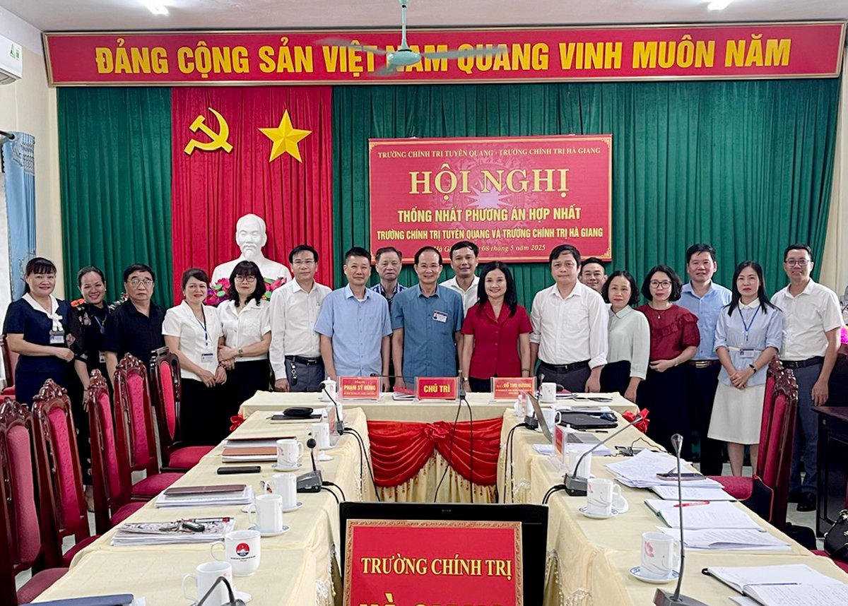 Đại diện lãnh đạo 2 trường chụp ảnh lưu niệm.