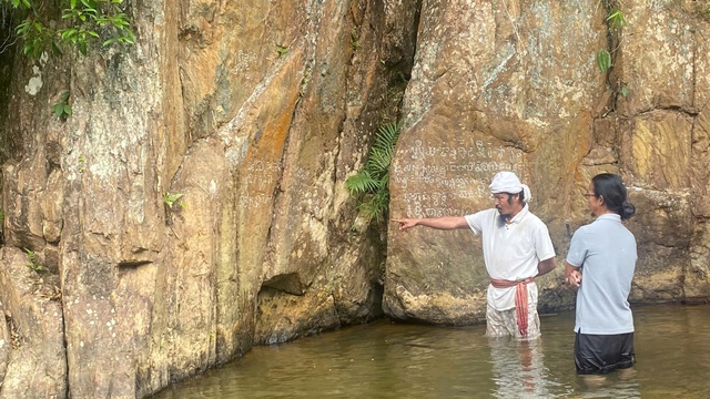 'Giải mã' những ký tự cổ khắc trên đá giữa đại ngàn Trường Sơn- Ảnh 3.