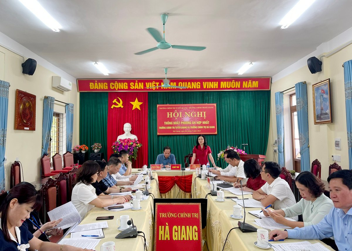 Đồng chí Đỗ Thu Hương, Bí thư Đảng ủy, Hiệu trưởng Trường Chính trị tỉnh Tuyên Quang phát biểu tại cuộc họp.