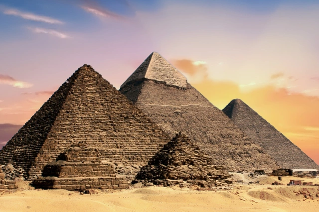 Torre de la Pirámide, una de las Siete Maravillas del Mundo.webp