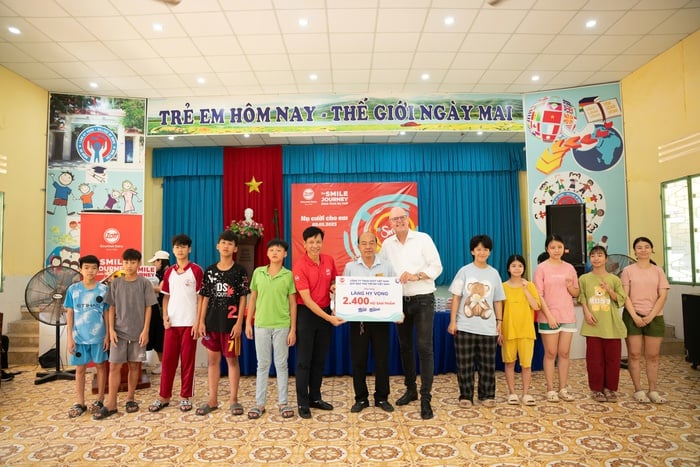 Thăm hỏi, tặng quà động viên trẻ mồ côi, trẻ khuyết tật Đà Nẵng- Ảnh 1.