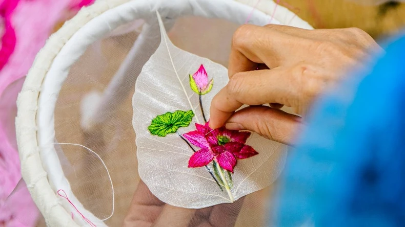 Độc đáo nghệ thuật thêu tranh trên lá bồ đề ảnh 1