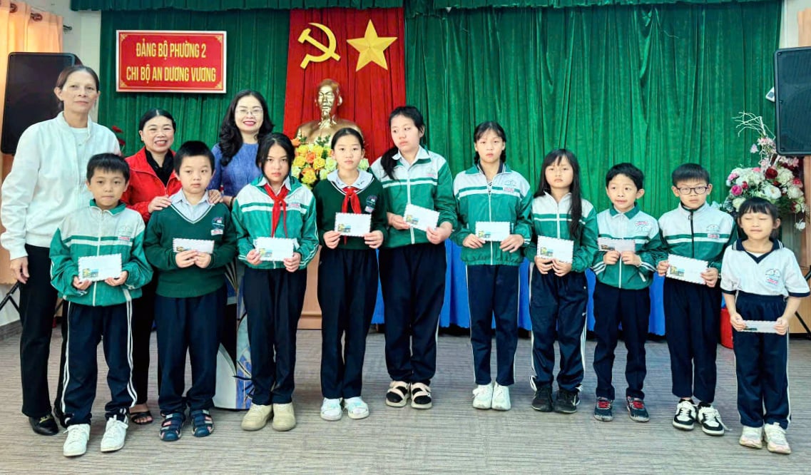 suất học bổng cho các em học sinh có hoàn cảnh khó khăn tại Trường tiểu học An Dương Vương (Phường 2 –Đà Lạt)