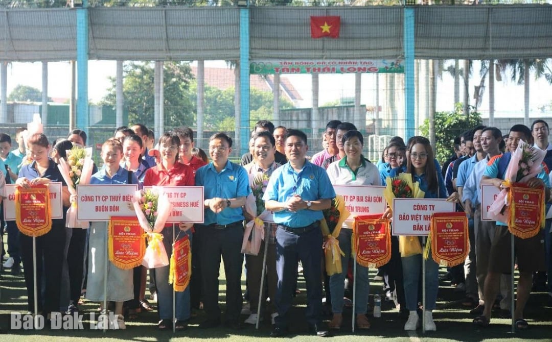 Ban tổ chức tặng hoa và cờ lưu niệm cho các đơn vị tham gia hội thao.