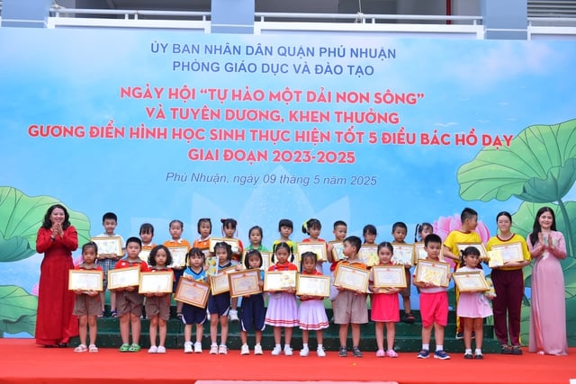 Tuyên dương hơn 500 học sinh gương điển hình thi đua 5 điều Bác Hồ dạy- Ảnh 2.