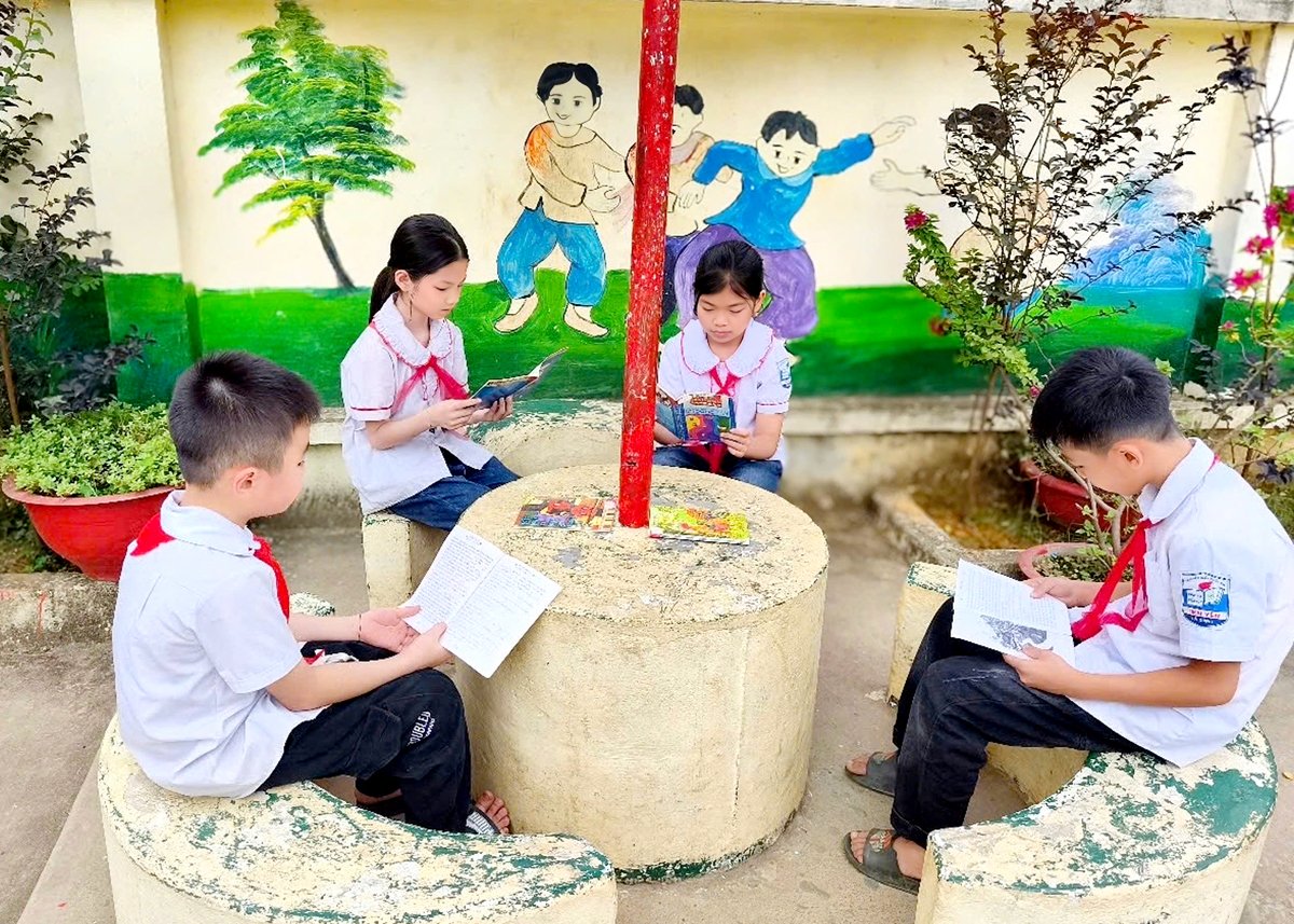Các em học sinh trường tiểu học Tiên Yên đọc sách trong giờ ra chơi