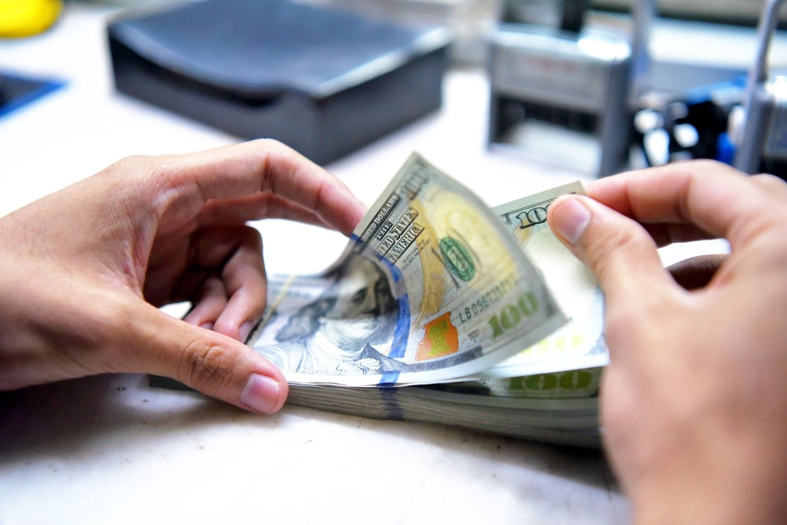 Tỷ giá USD hôm nay 9/5: Tăng nhẹ sát mốc 100