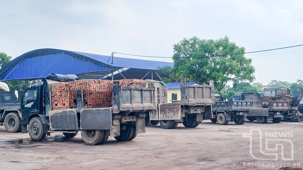 Các xe vận tải phải xếp lốt chờ lấy hàng tại Nhà máy gạch Bắc Đại Tây Dương, ở xã Thịnh Đức (TP. Thái Nguyên).