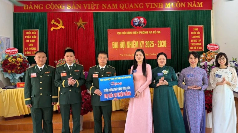 Nhiều phần quà tặng học sinh và nhân dân xã biên giới Na Cô Sa ảnh 1