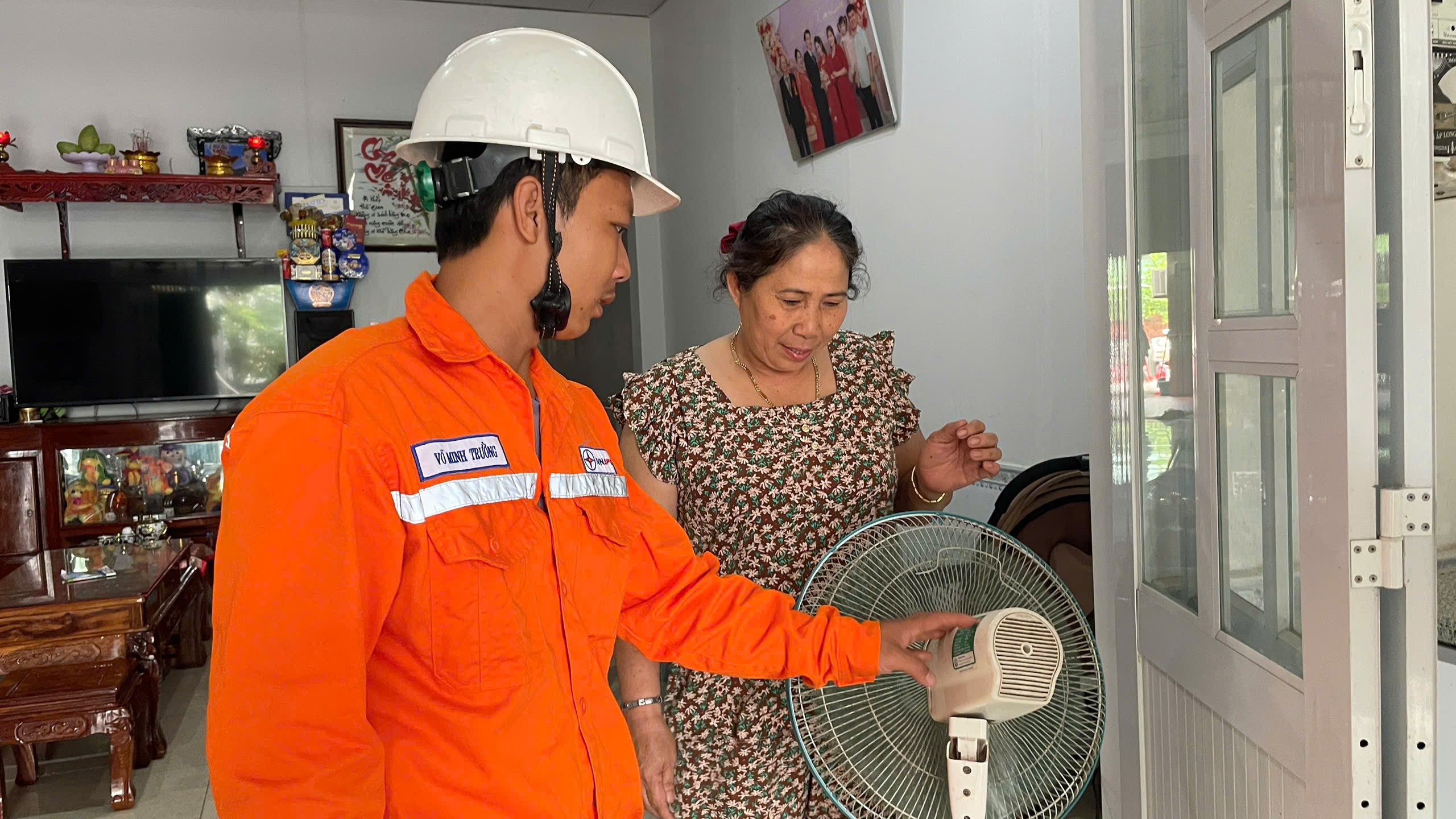 Nhân viên Công ty Điện lực Bà Rịa-Vũng Tàu hướng dẫn người dân sử dụng điện tiết kiệm mùa nắng nóng.