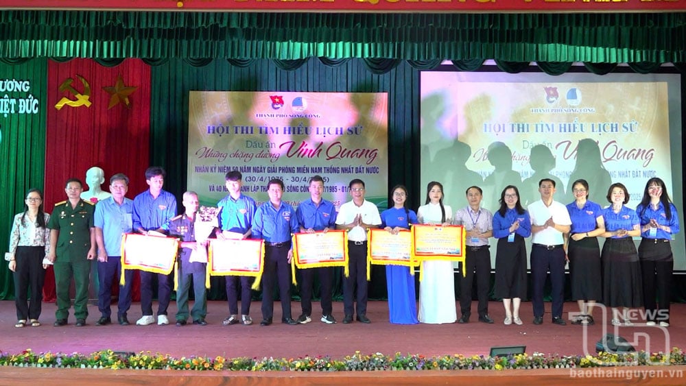 Ban Tổ chức trao giải cho các đội đoạt giải cao.