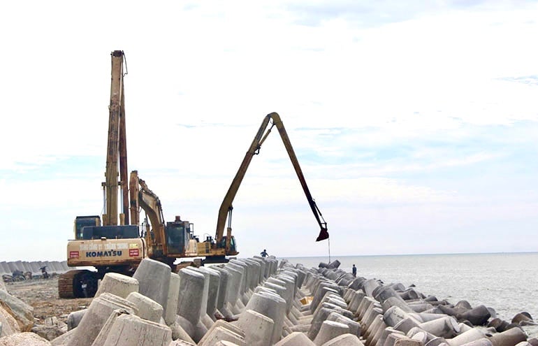 Các hạng mục cuối của công trình kè Đà Diễn được gấp rút thi công. Ảnh: HỒ NHƯ