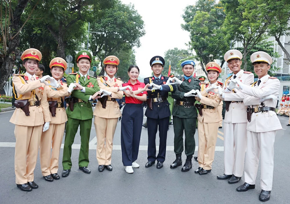 Duyên Quỳnh (áo đỏ) cùng các chiến sĩ công an  nhân dân tại Đồng Nai.