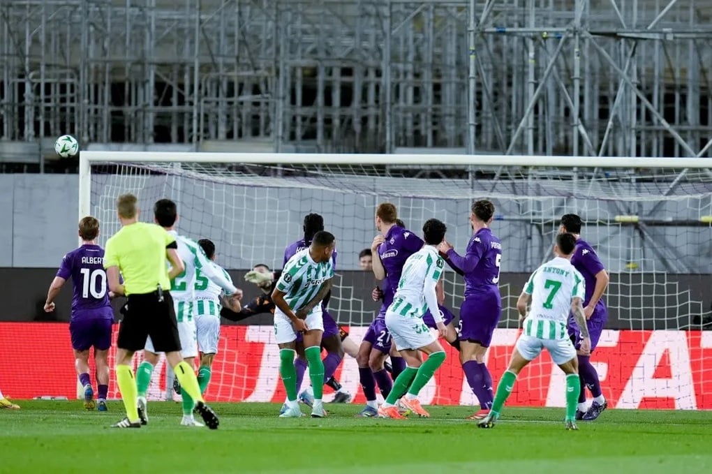 Antony's free kick scored against De Gea, sending his team into the final against Chelsea - 1