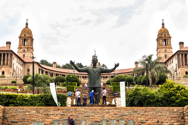 buc-tuong-dong-nelson-mandela-dans-le-sud-phi.webp