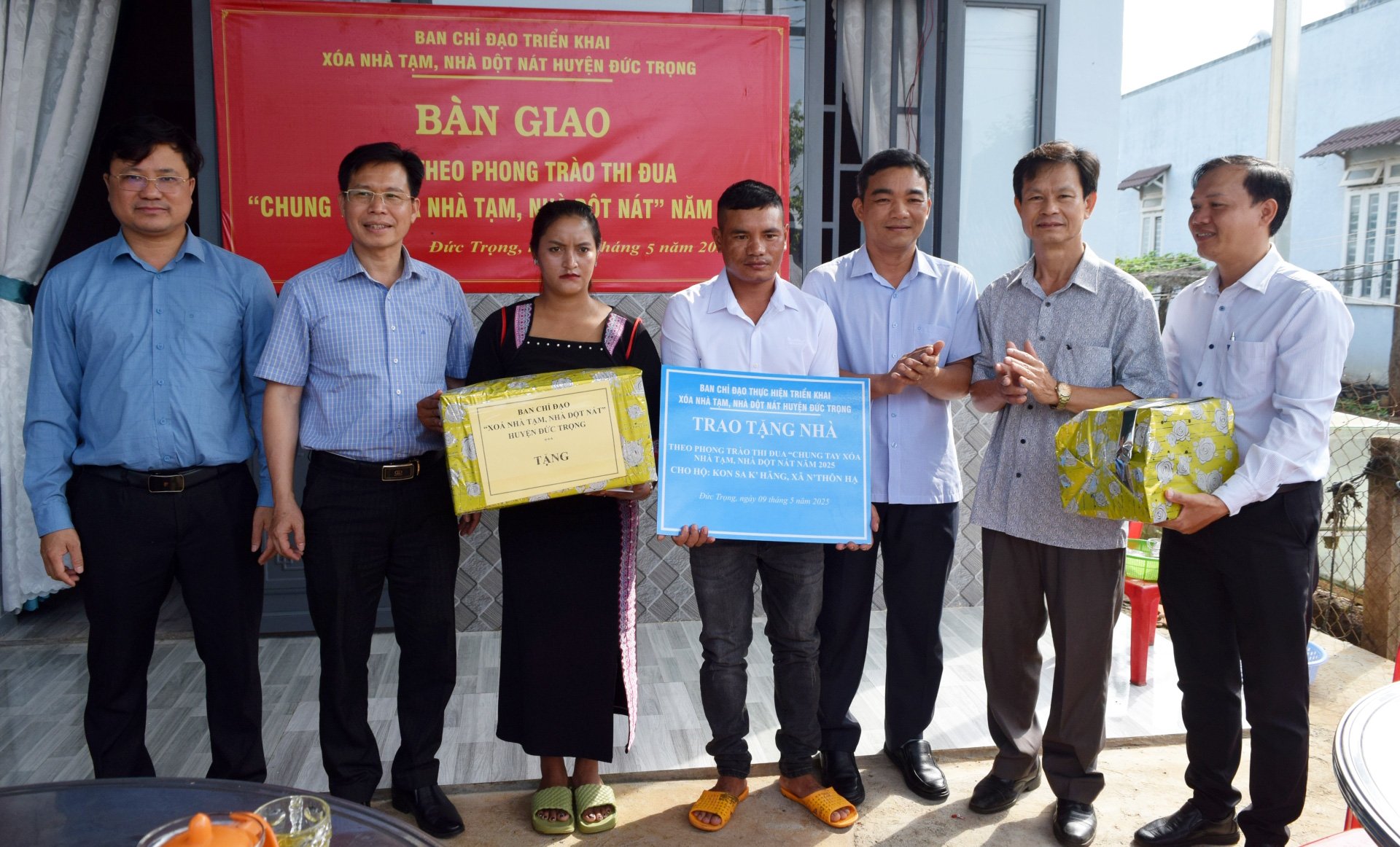 Lãnh đạo huyện Đức Trọng, xã Nthôn Hạ trao quà của huyện, xã cho gia đình Kon Sa K’Hăng