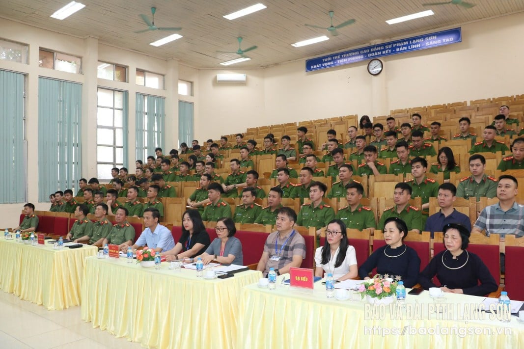 Các đại biểu và học viên tham gia khai giảng lớp bồi dưỡng tiếng dân tộc Tày cho cán bộ, chiến sỹ Công an tỉnh năm 2025