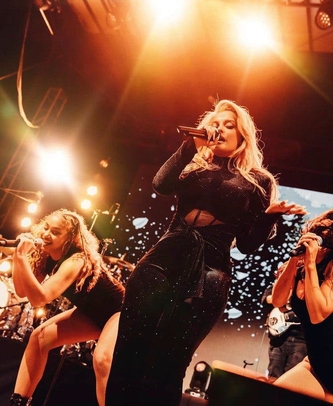 12-ca-si-bebe-rexha-mac-bo-jumpsuit-do-ntk-le-thanh-hoa-thiet-ke-tai-show-dien-pre-super-bowl-mini-private-concert.jpg