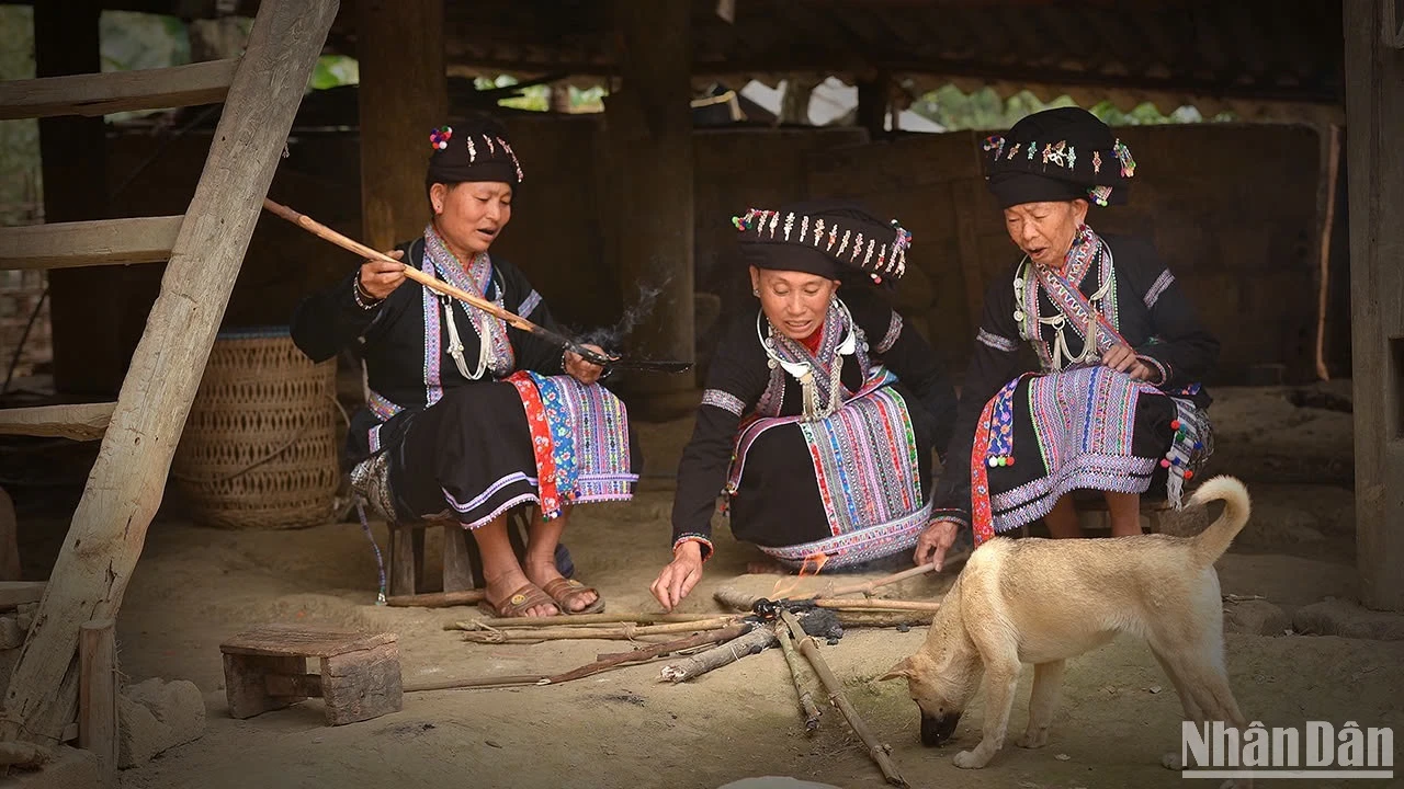 Tục nhuộm răng đen - Điểm nhấn văn hóa du lịch của người Lào ở Lai Châu ảnh 1