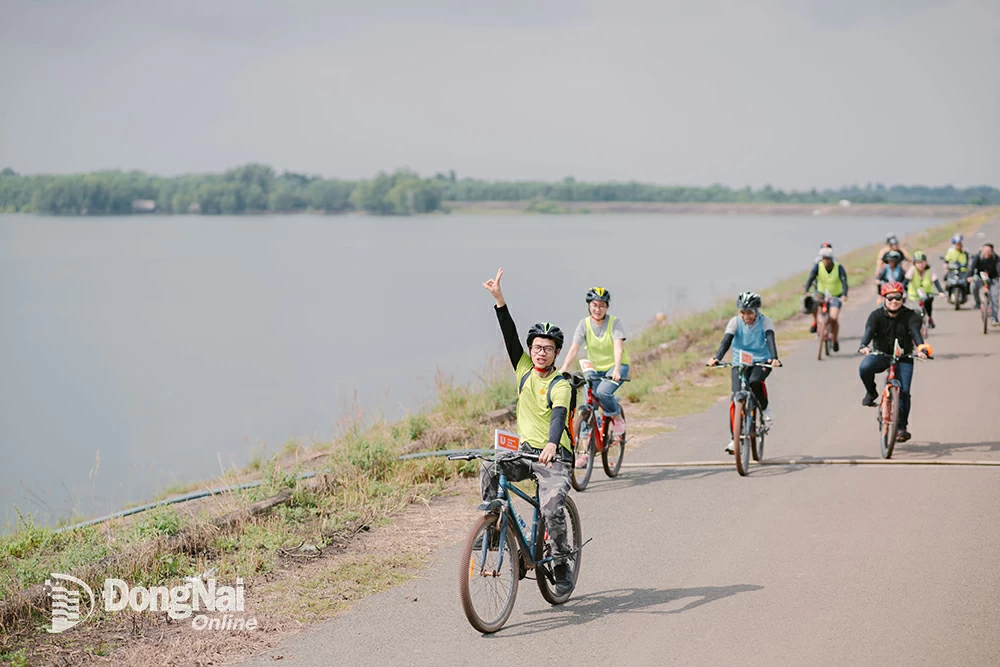 Điểm du lịch sinh thái ven hồ Trị An. Ảnh: N.Liên