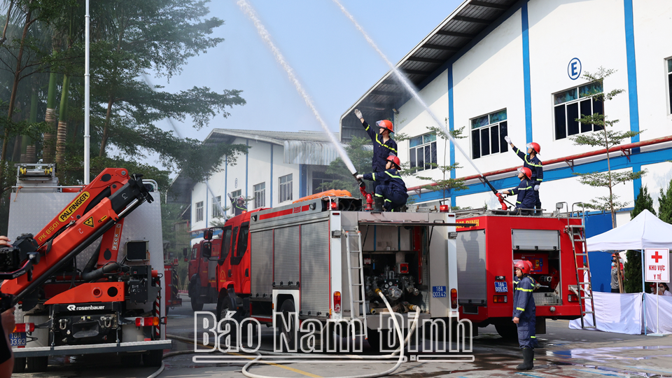 Lực lượng phòng cháy, chữa cháy Công an tỉnh tham gia diễn tập tại Công ty TNHH Giầy AMARA Việt Nam trên địa bàn huyện Trực Ninh.