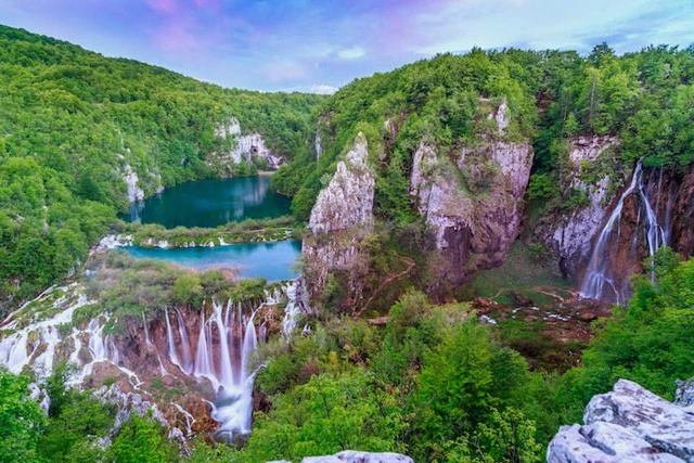 cong-vien-quoc-gia-plitvice-lakes-kham-pha-ve-dep-thien-nhien-tuyet-voi.webp
