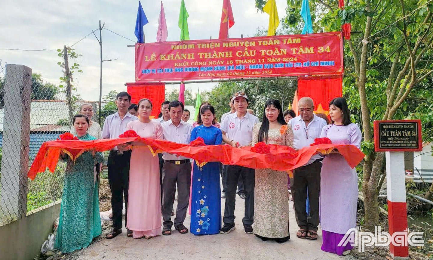 រណសិរ្សមាតុភូមិឃុំ Tan Hoi ប្រមូលផ្តុំកសាងស្ពានចរាចរណ៍ជនបទ។