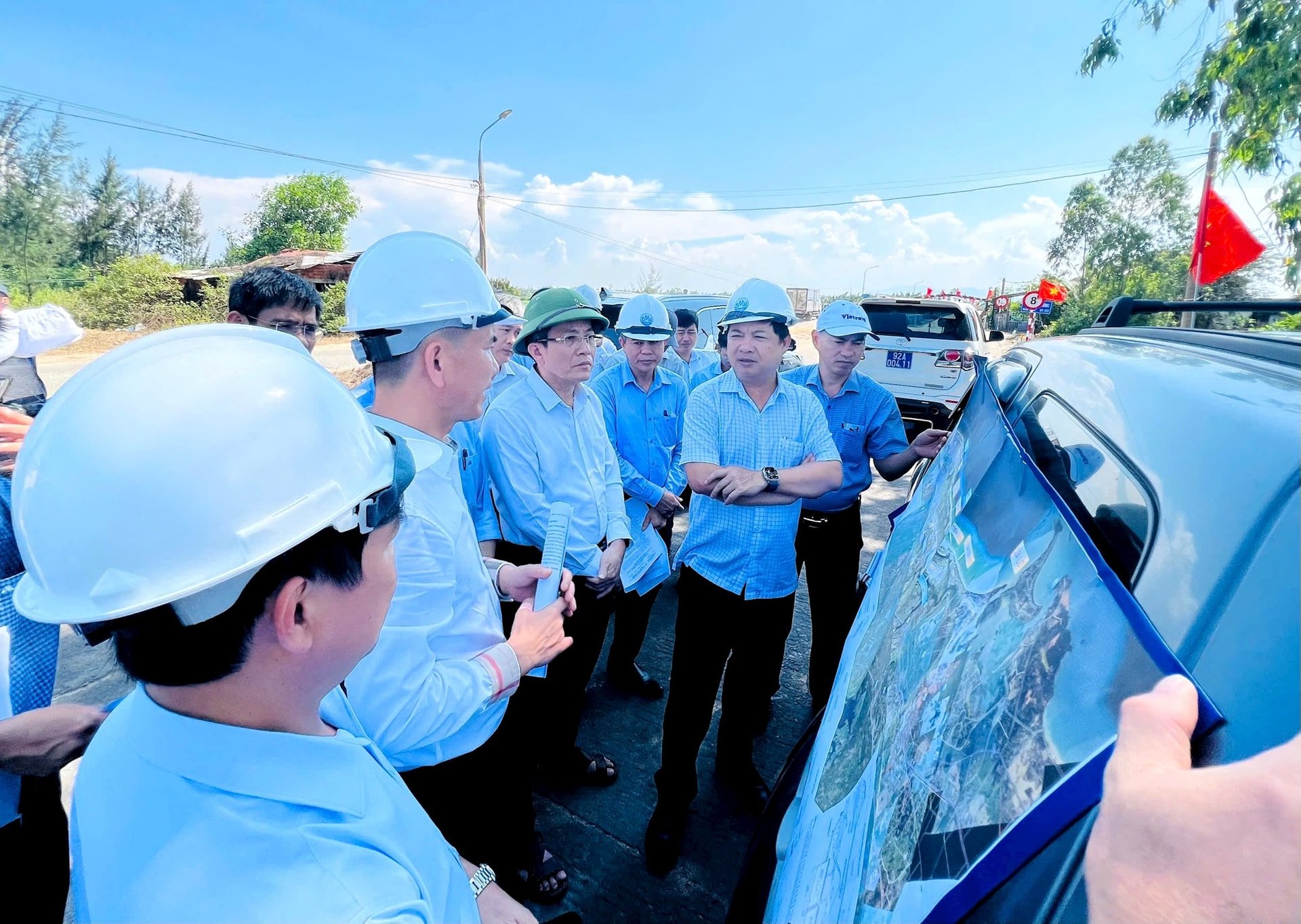 Đoàn công tác kiểm tra thực tế tại địa bàn có dự án đi qua vào chiều ngày 6/5. Ảnh: CÔNG TÚ