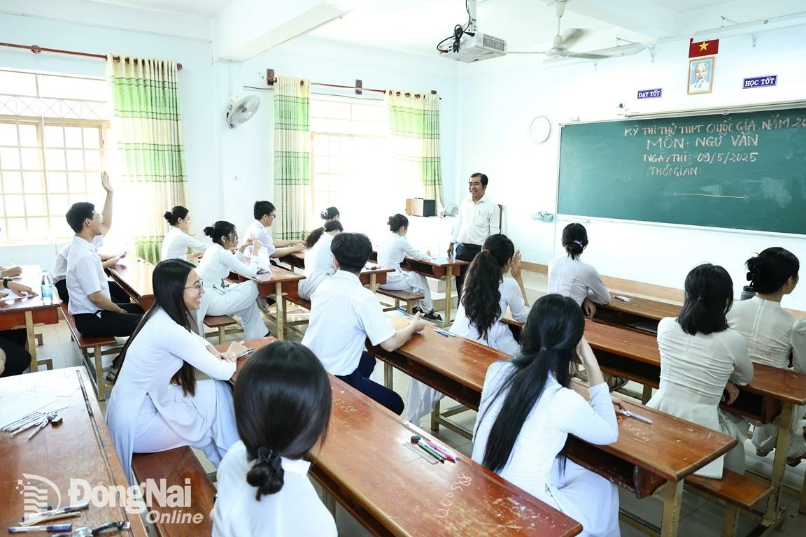Giám thị tạo không khí thoải mái, giải đáp ngay các thắc mắc của thí sinh khi đã ổn định chỗ ngồi trong phòng thi. Ảnh: Công Nghĩa