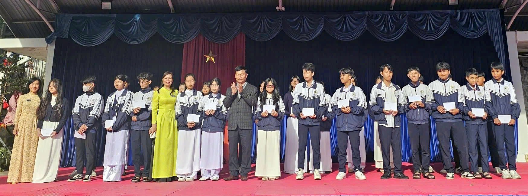 Trường THCS & THPT Tây Sơn tặng thẻ bảo hiểm y tế cho học sinh khó khăn