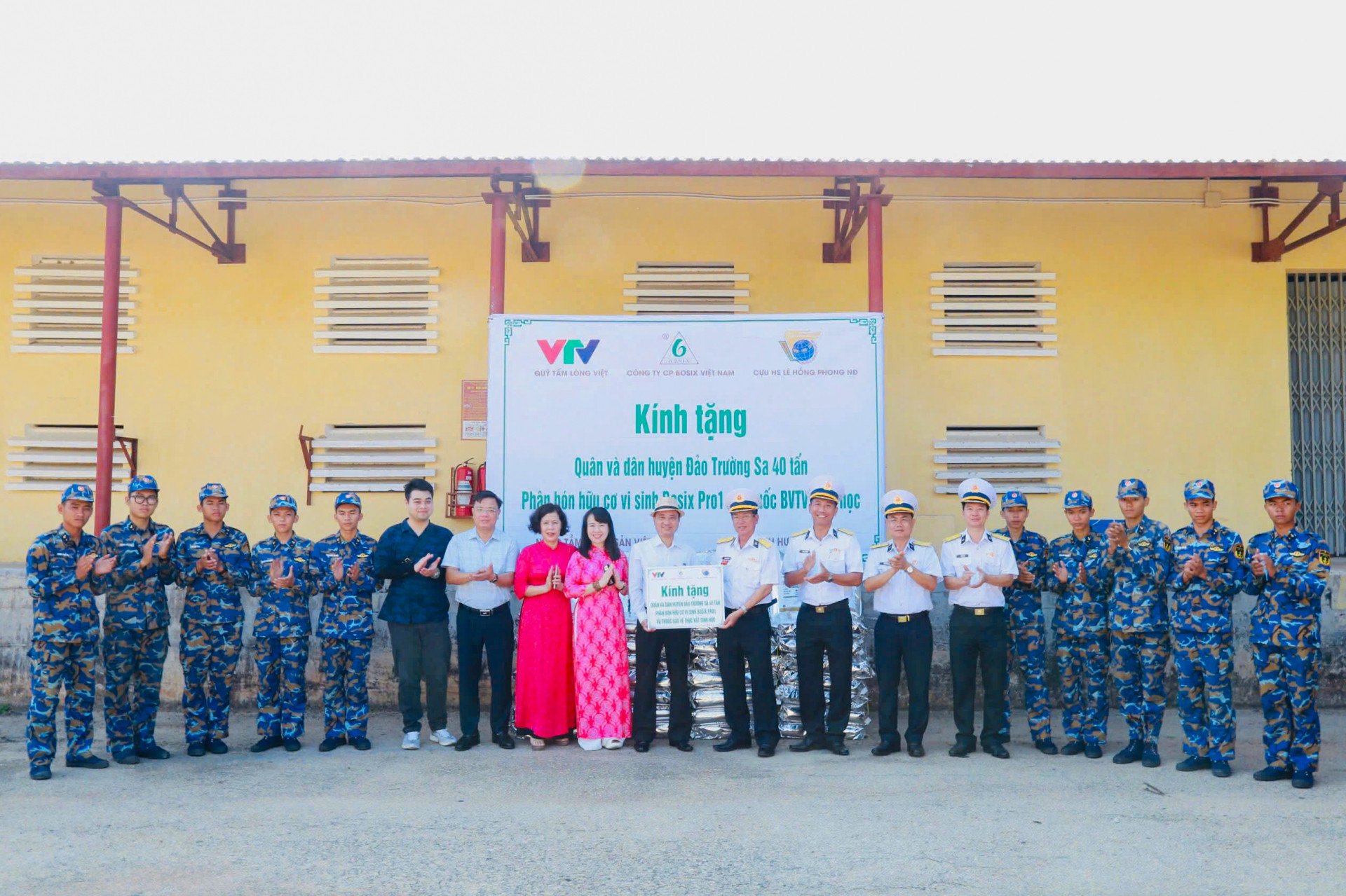 Đại diện doanh nghiệp trao biểu trưng hỗ trợ cho thủ trưởng Bộ Tư lệnh Vùng 4 Hải quân.