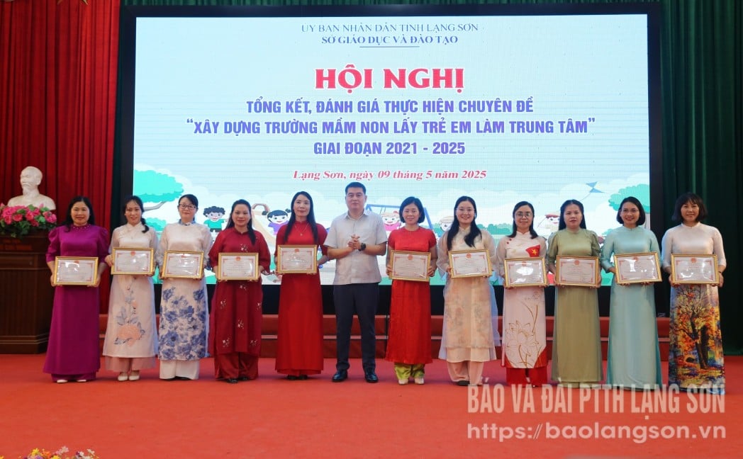Các cá nhân có thành tích tiêu biểu, xuất sắc được khen thưởng tại hội nghị