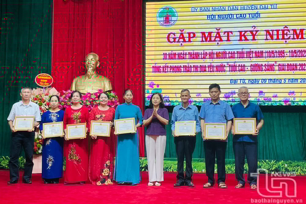 Lãnh đạo huyện Đại Từ trao Giấy khen tặng các hội viên người cao tuổi tiêu biểu.