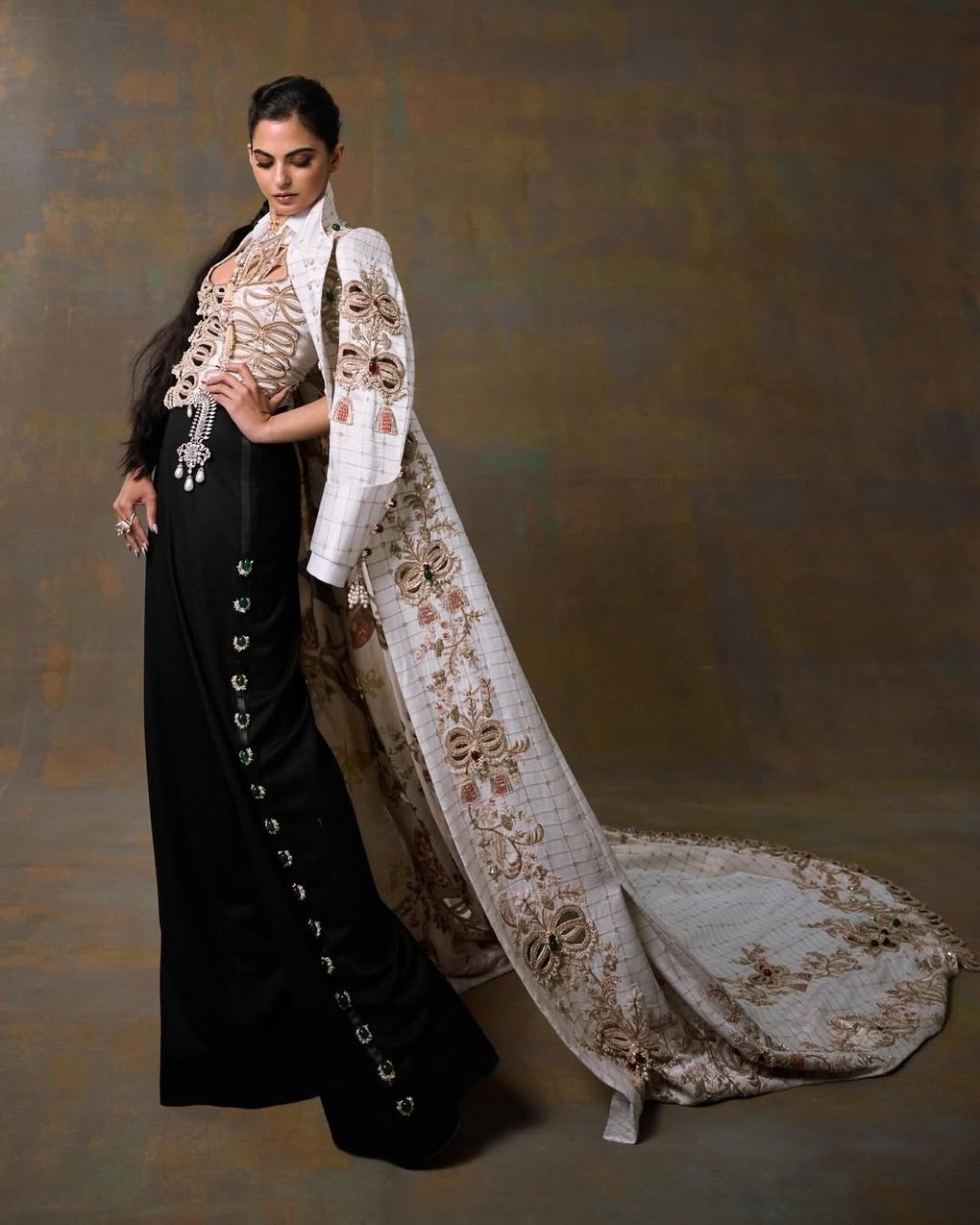 Con gái tỷ phú giàu nhất châu Á đeo trang sức 150 triệu USD dự Met Gala - 3