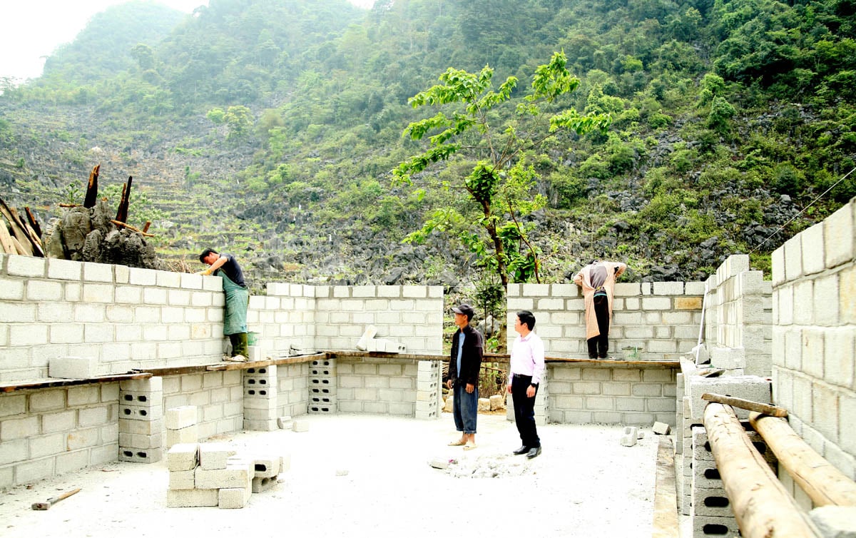 Ngôi nhà của gia đình anh Giàng Chứ Mua, thôn Hồng Ngài A đang được xây dựng.