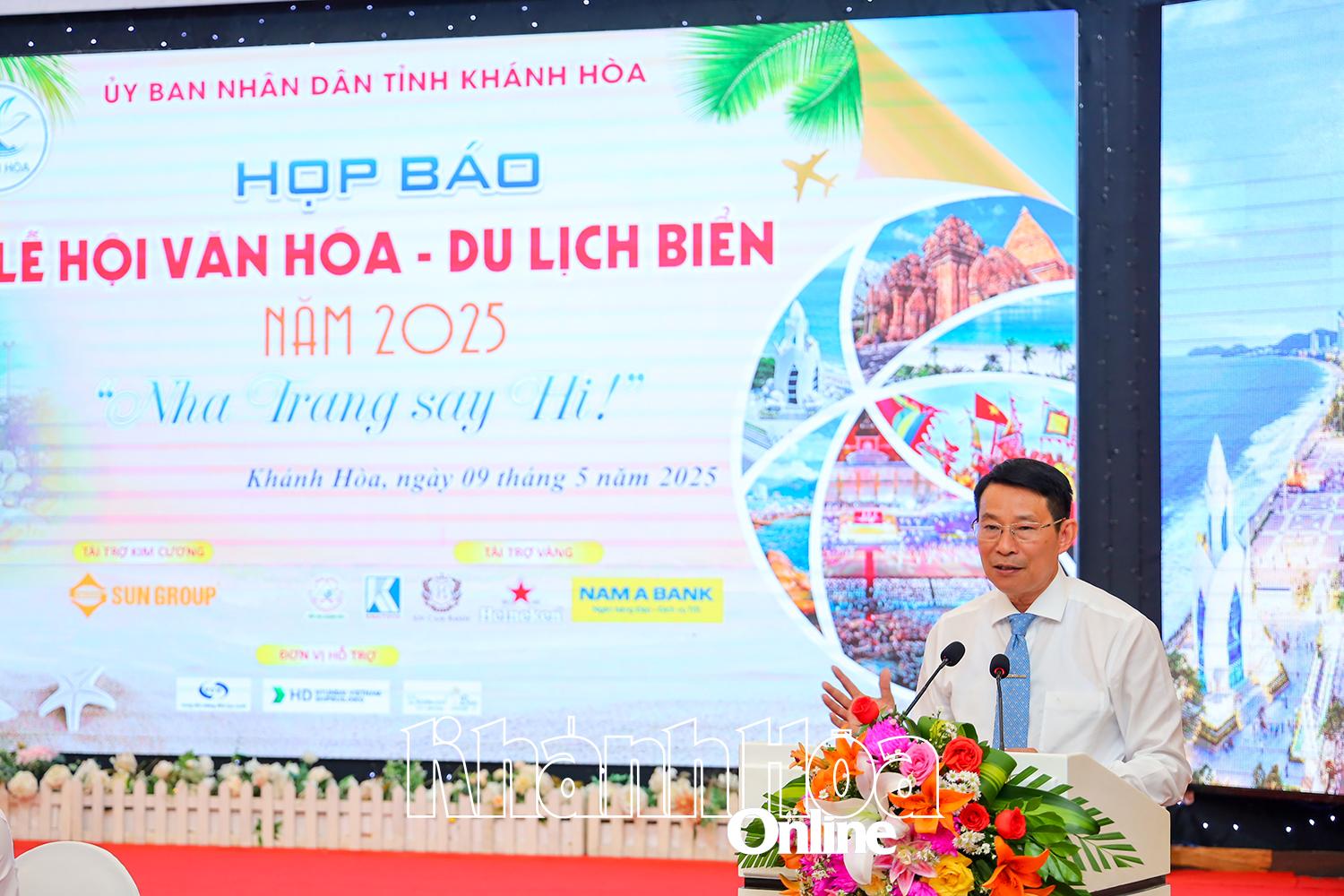 Ông Đinh Văn Thiệu phát biểu tại buổi họp báo.