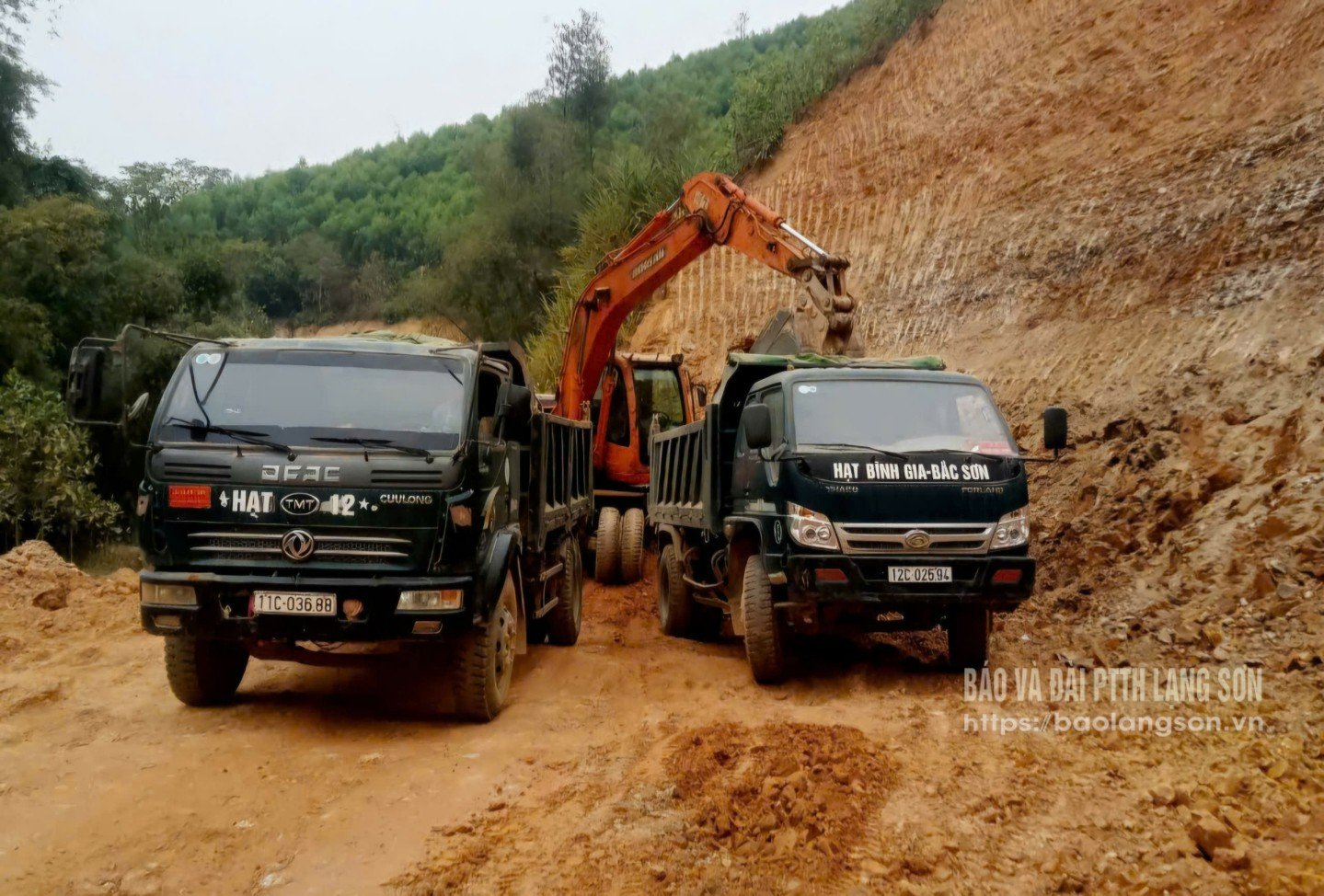 Nhà thầu tập trung máy móc thi công đào đắp khắc phục vị trí sạt lở ta luy âm trên quốc lộ 279 thuộc huyện Bình Gia
