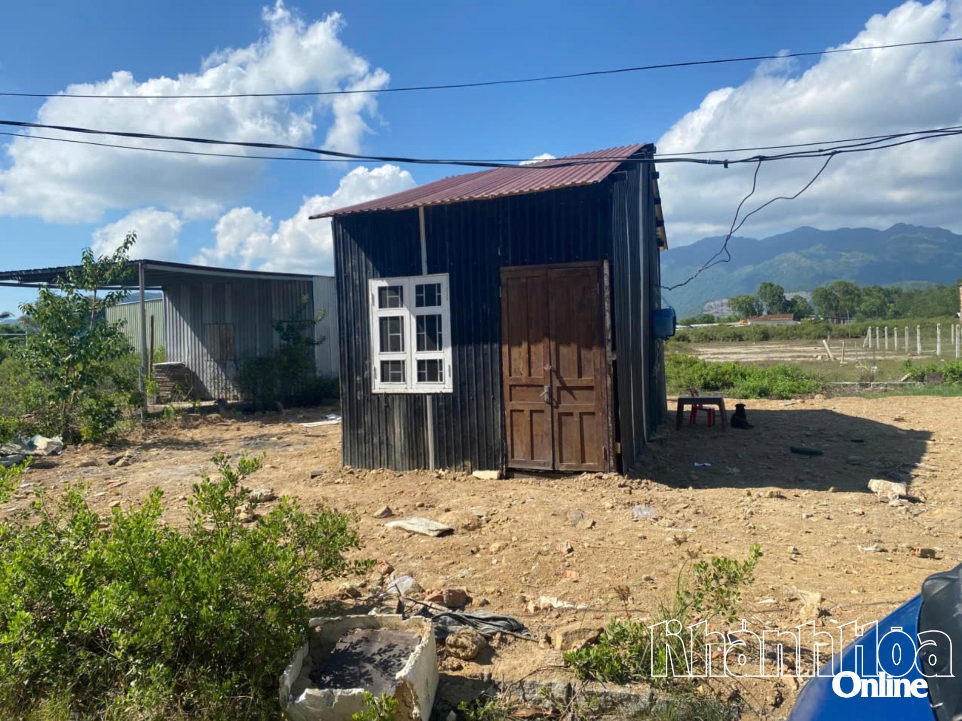 Một căn nhà tôn dựng trái phép trên đất nông nghiệp.
