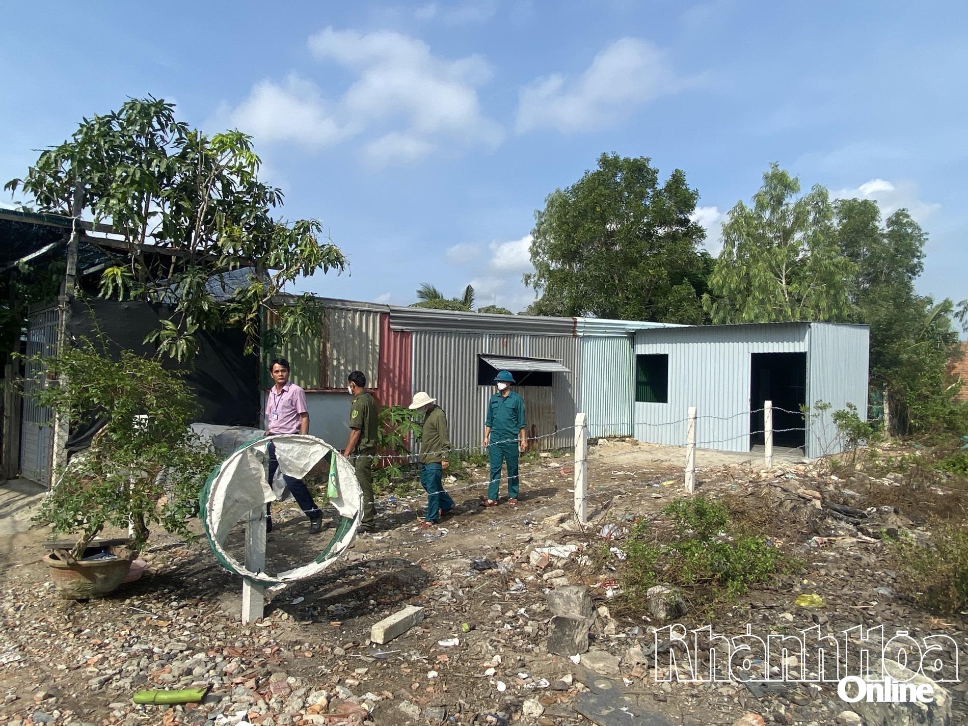 Lực lượng chức năng xã Vĩnh Thái kiểm tra công trình xây dựng lên trái phép trên đất nông nghiệp.