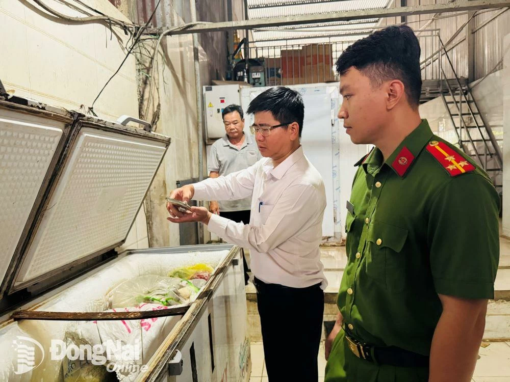 Đoàn kiểm tra liên ngành của tỉnh kiểm tra tủ lạnh chứa thực phẩm của cơ sở và nhận thấy cơ sở còn để chung thực phẩm chín và thực phẩm sống. Ảnh: Hạnh Dung